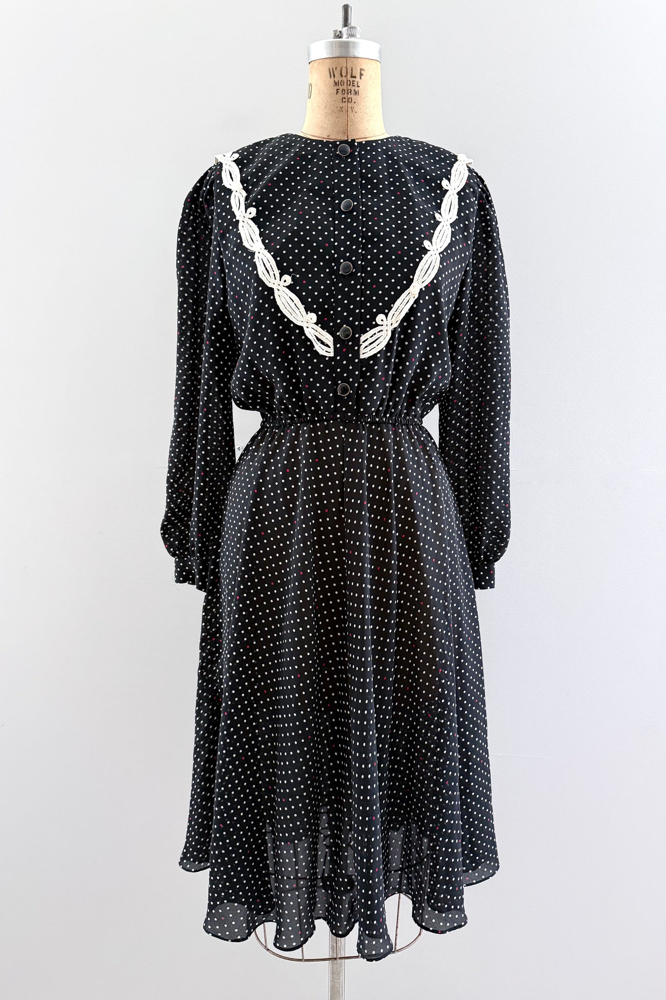 polka dot dress 90s Polka Dots on 90s' Runway #90s #90saesthetic #90sfashion #90sstyle #vintagestyle #vintageclothing #polkadots