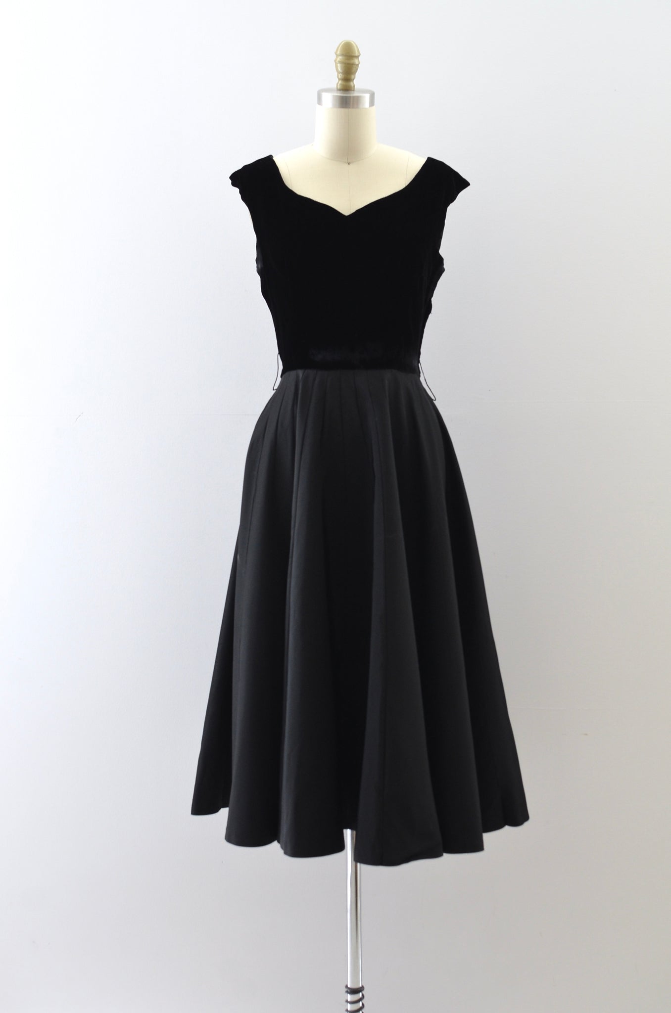 Vintage 1950s Black Velvet Dress โ Pickled Vintage