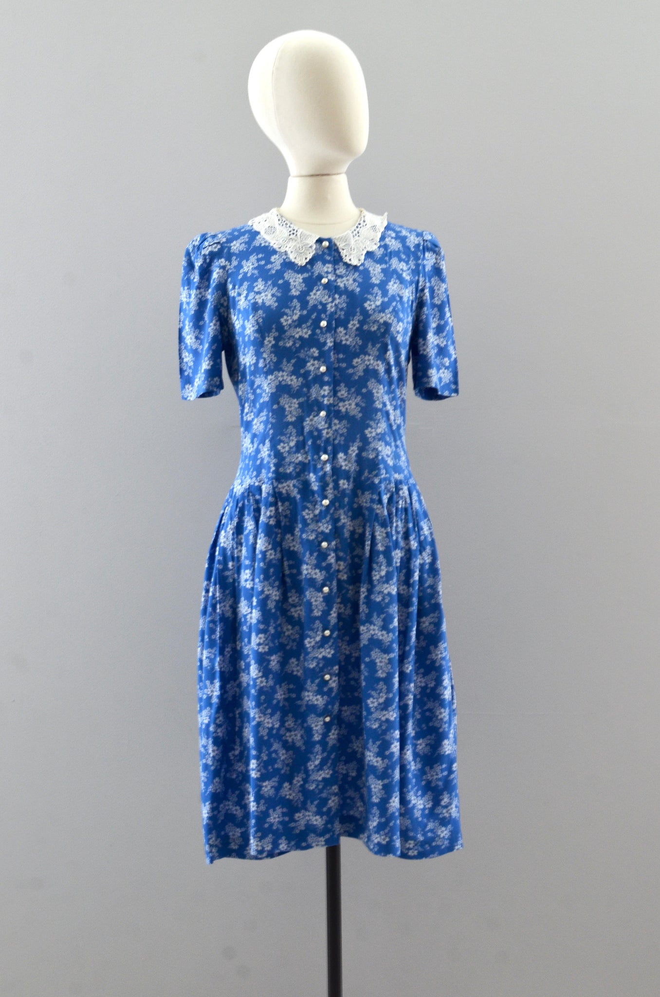 90s blue dress Vintage Floral Rayon Midi Dress: Spaghetti Strap Sun (small/xs) Crafted with lightweight and breathable fabric 90s Jessica McClintock Gunne Sax