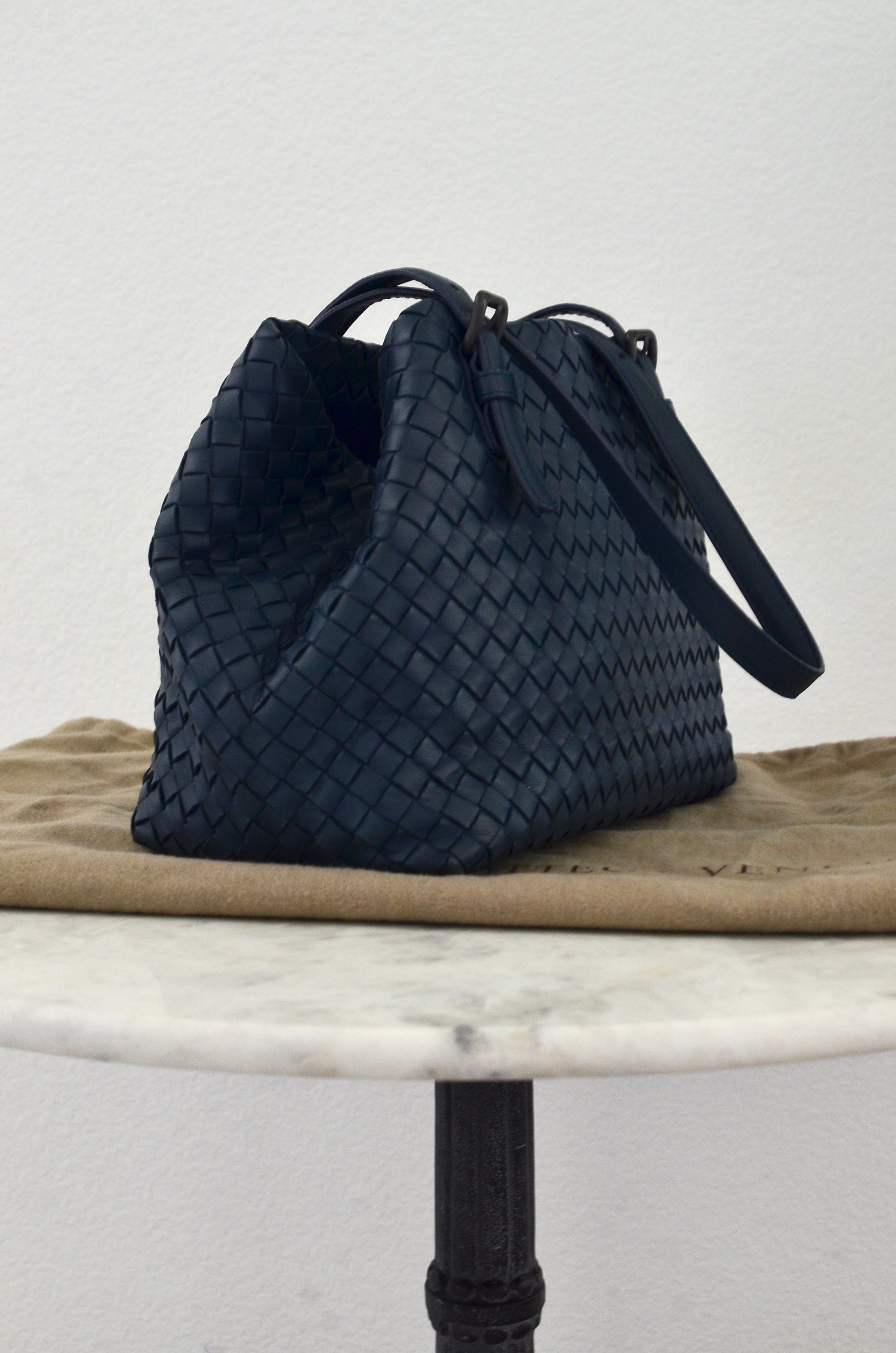 【送料込】BOTTEGA VENETA_Small Intrecciato leather tote bag BOTTEGA VENETA Hop small intrecciato leather tote | NET-A-PORTER