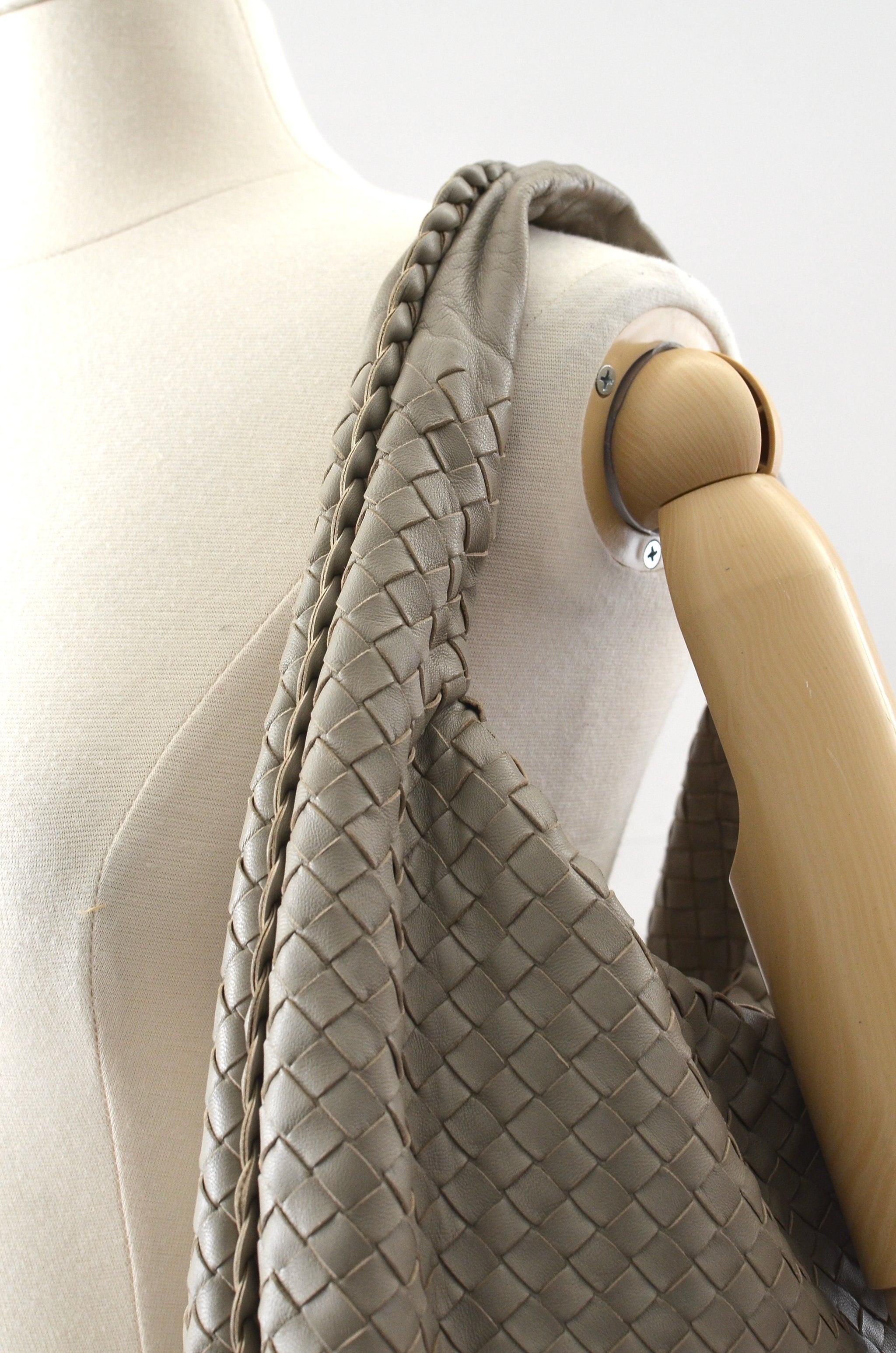 バッグ BOTTEGA VENETA Intrecciato hobo bag Bottega Veneta Large Intrecciato Veneta Hobo Bag – Pickled